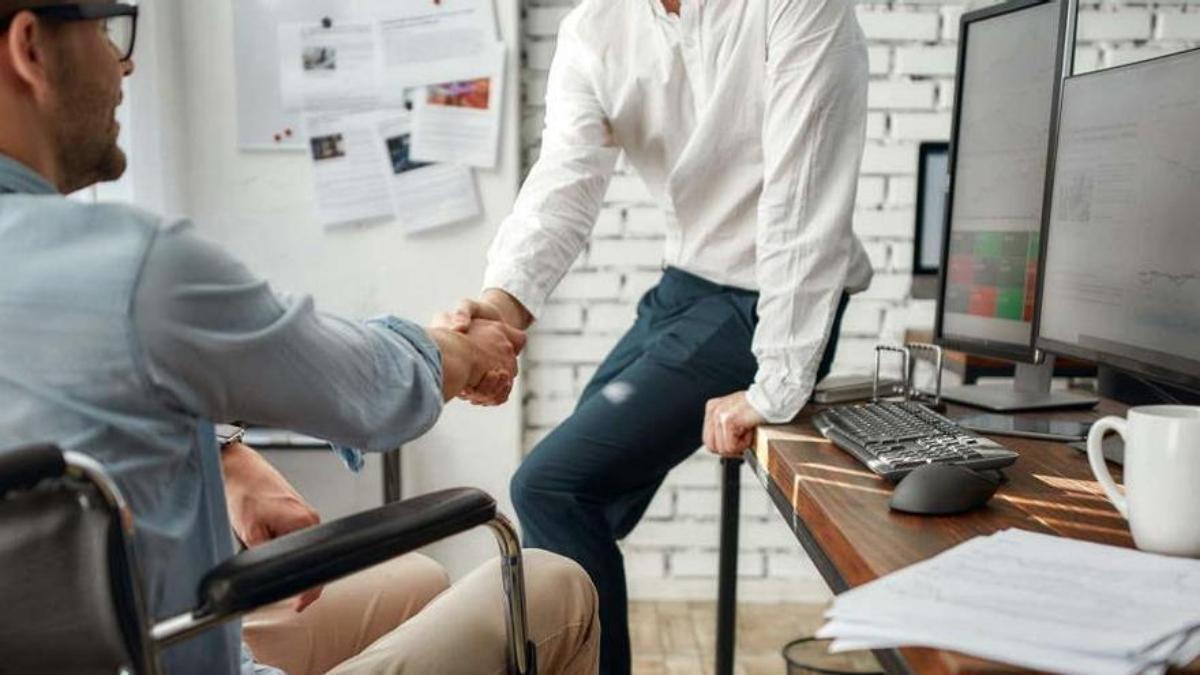 Un empleado con discapacidad