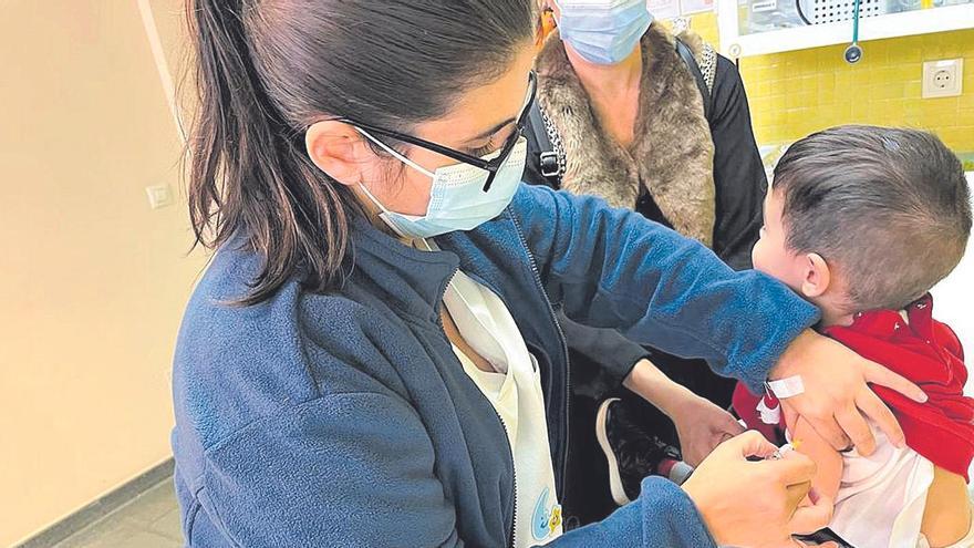 Una enfermera inocula la vacuna antigripal a un menor de 5 años en un centro médico de A Coruña