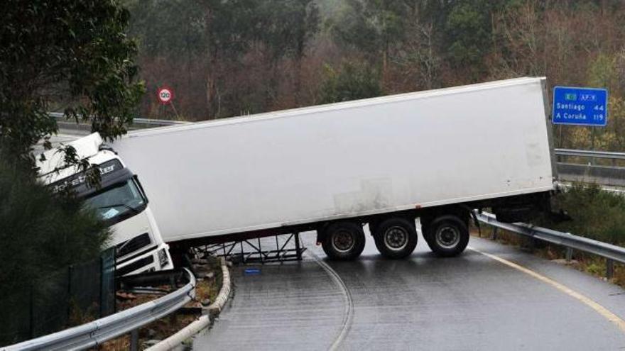 Camión que cortó, ayer, el acceso de la autopista hacia Sanxenxo. / iñaki abella