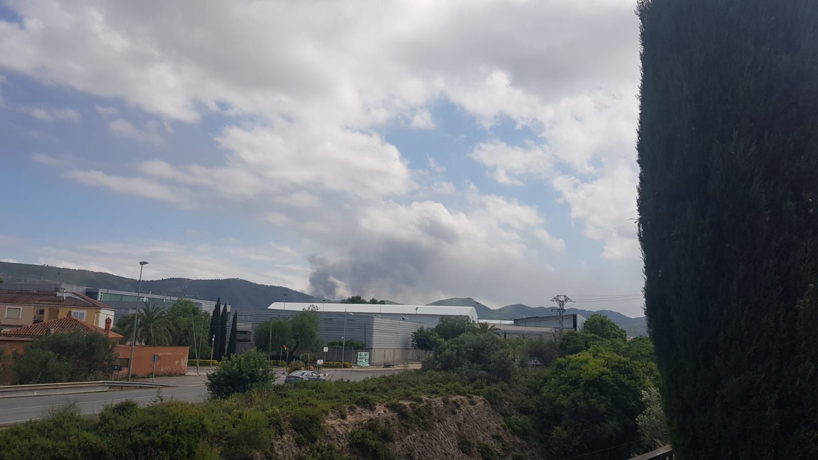 Se desata un incendio en una nave de almacenaje de ropa en L'Olleria