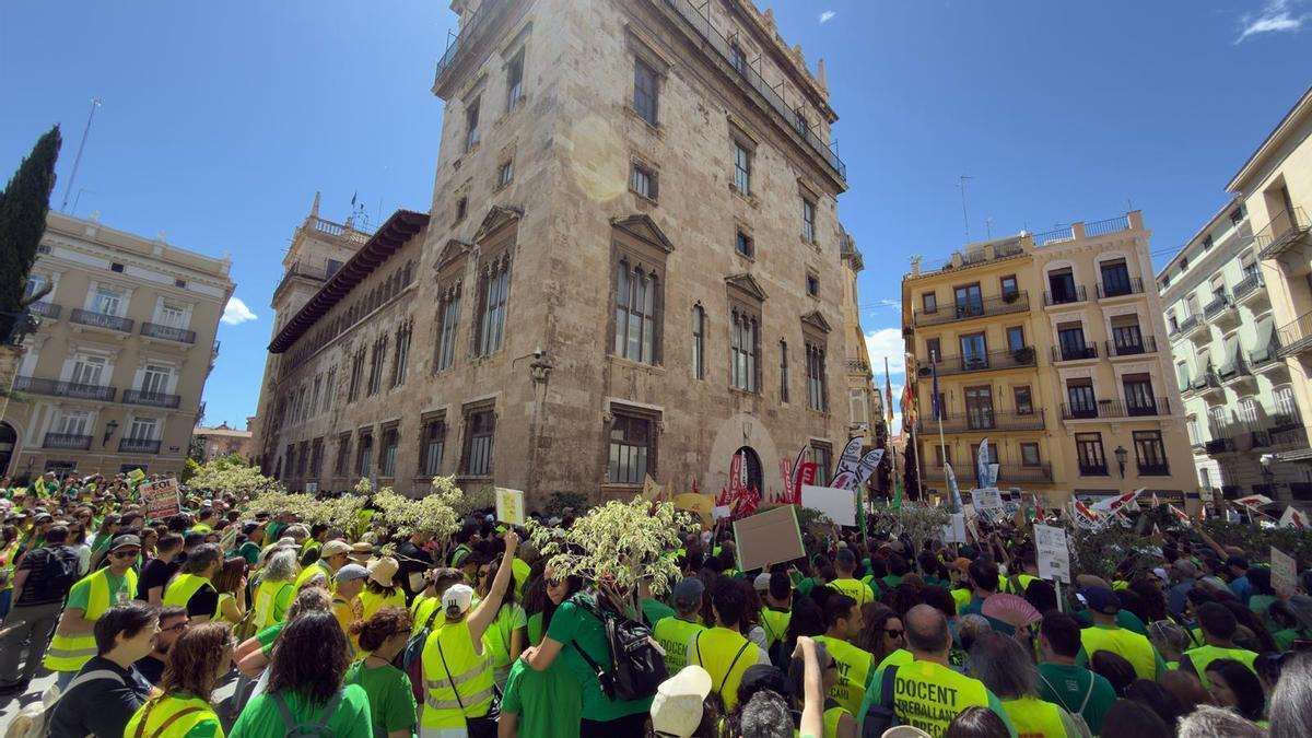 La plaza canta la canción 'La mestra', de Zoo, sobre la maestra represaliada y expulsada de la escuela de Barx Marifé Arroyo