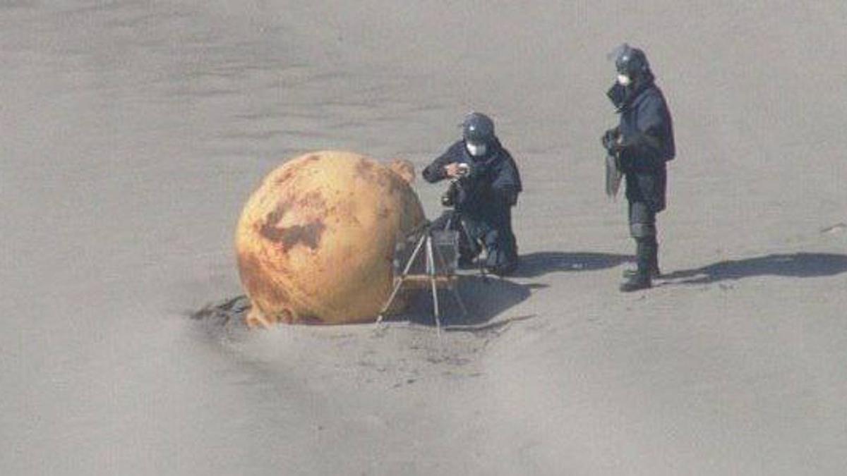 Aparece una enorme bola de hierro en una playa de Japón