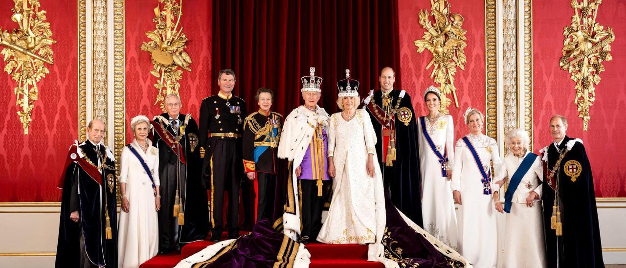 Imagen de la familia real británica con motivo de la coronación de Carlos III, el pasado mes de mayo.