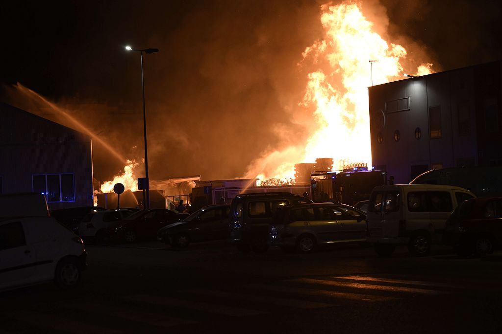 Estas son las imágenes que el aparatoso incendio de Puente Tocinos ha dejado este sábado