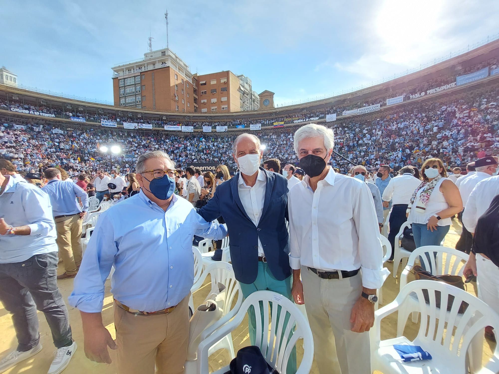 La plaza de toros de València llena en el mitin del PP