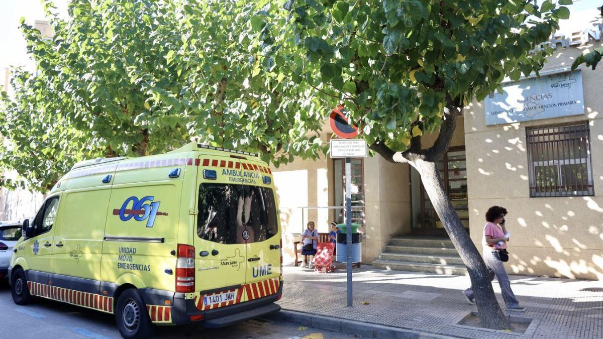 Una de las ambulancias del 061 que se deben retirar el próximo mes de marzo de 2026 al cumplir su vida útil, aparcada ayer en San Andrés.