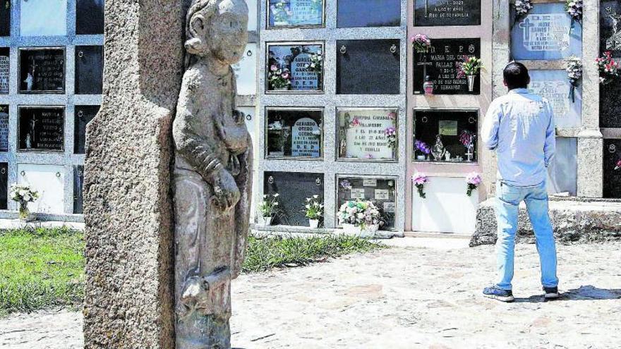 Escultura del taller de Mestre Mateo, perteneciente al desaparecido coro pétreo de la catedral de Santiago, en la parroquia compostelana de Santa Cristina de Nenemzo.   | // ANTONIO HERNÁNDEZ