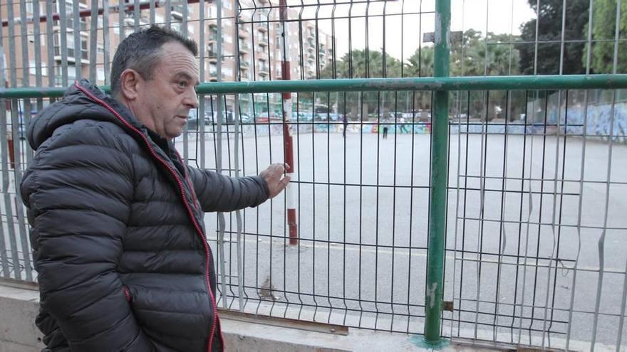 El presidente vecinal de Ciudad Jardín, Alfonso López, en la verja de la pista polideportiva de su barrio.