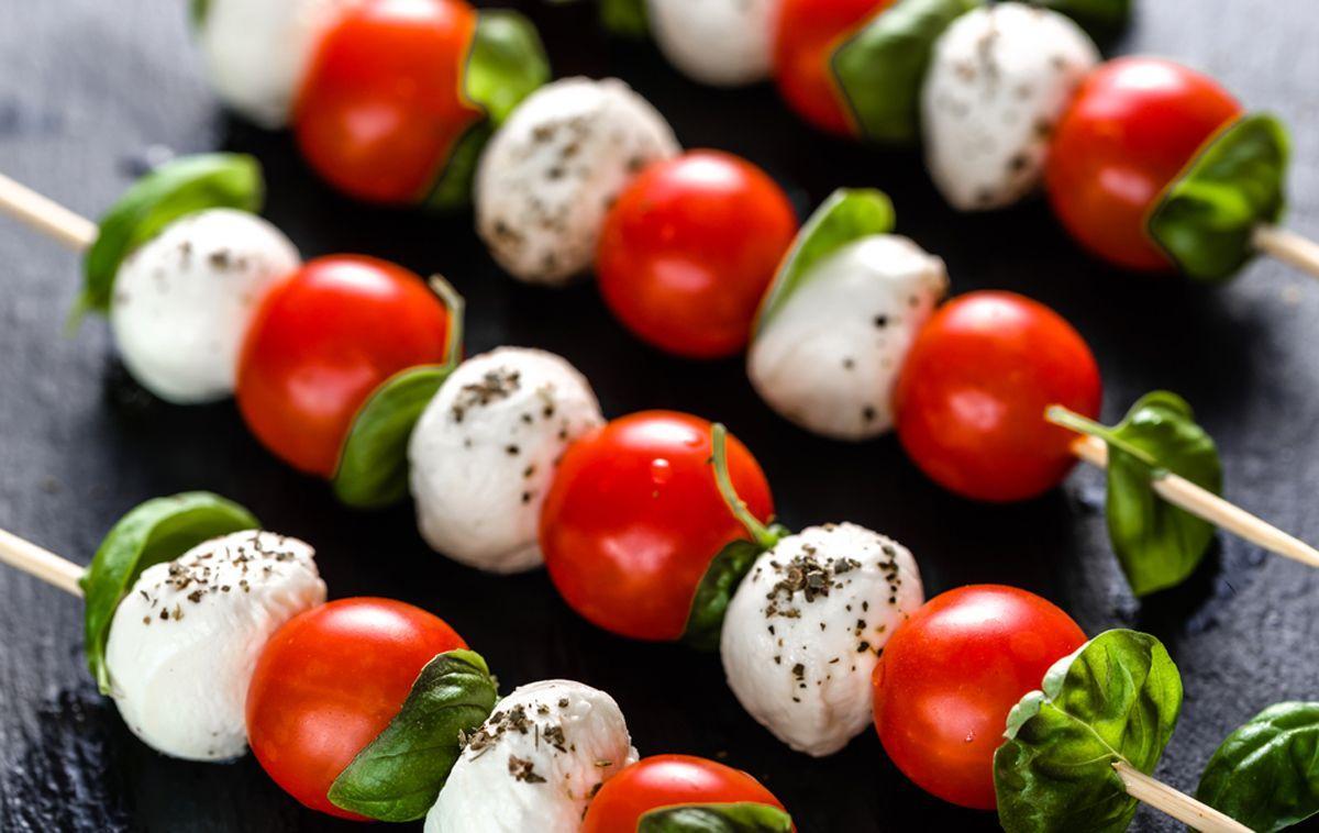 Brocheta de 'mozarella', tomate y albahaca.