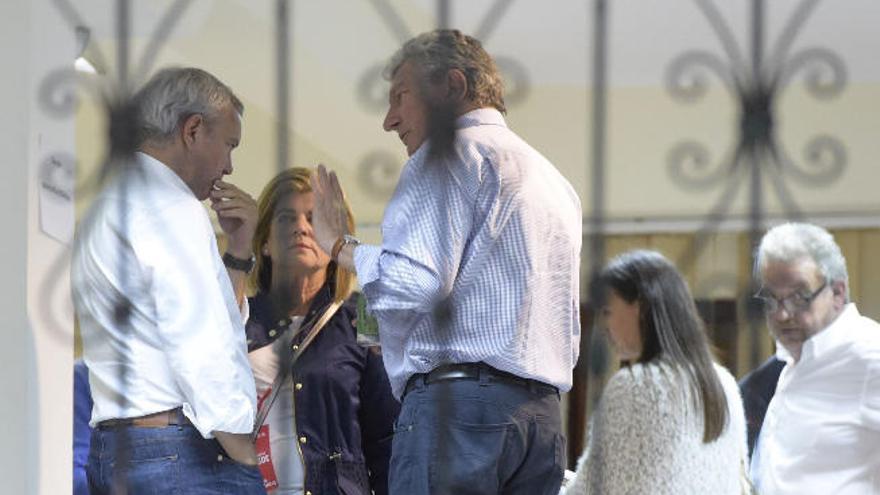 El diputado electo socialista Sebastián Franquis, a la izquierda, habla con el nacionalista Pedro Quevedo e Inmaculada Medina, anoche, en la sede electoral del PSOE y Nueva Canarias .