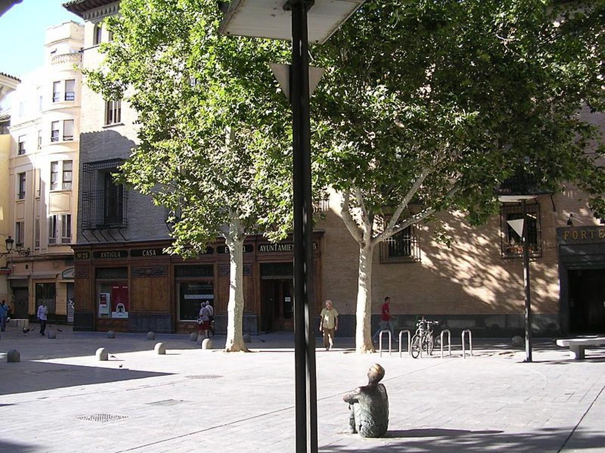 Vista de la Plaza San Felipe con la escultura de un muchacho mirando a la Torre Nueva