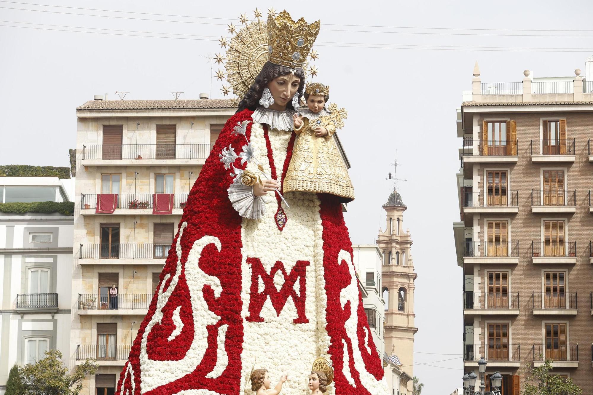 Cientos de personas acuden a ver el manto de la Virgen