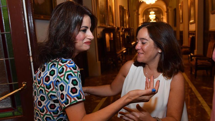 La alcaldesa Inés Rey recibe a Yolanda Castaño tras ganar el Premio Nacional de Poesía