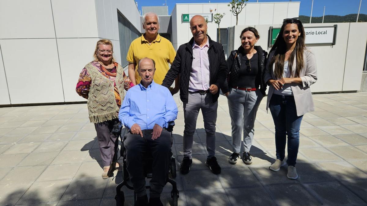 Antonio Hurtado y Carmen González (PSOE), con vecinos de Alcolea, frente al nuevo centro de salud del barrio.