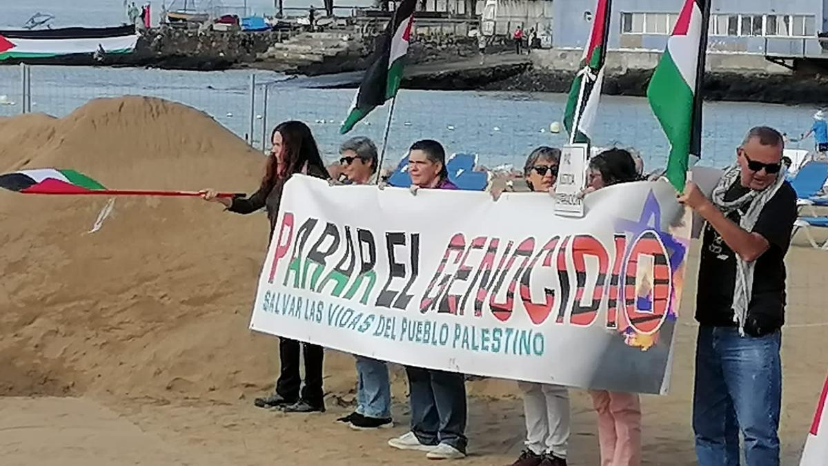 Los manifestantes portando pancartas en apoyo al pueblo palestino.