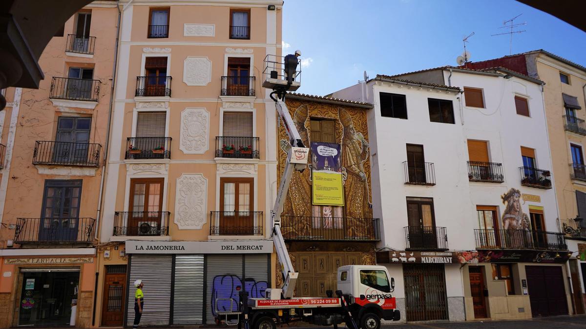 Operarios trabajando en el cambio de luminarias en la Plaça del Mercat de Xàtiva.