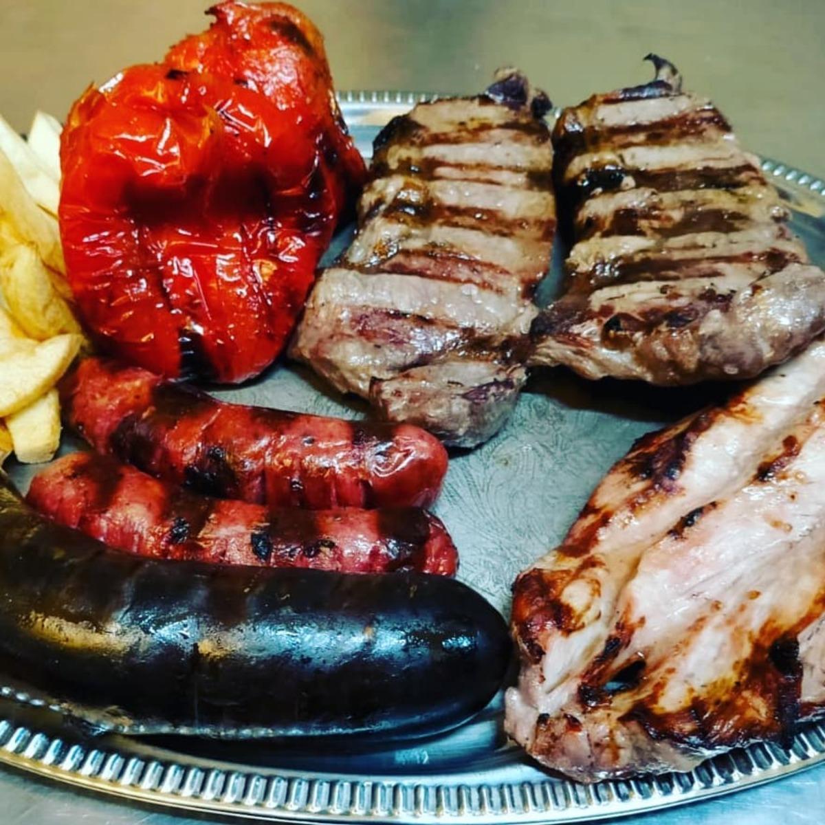 Las carnes a la brasa son una de las especialidades