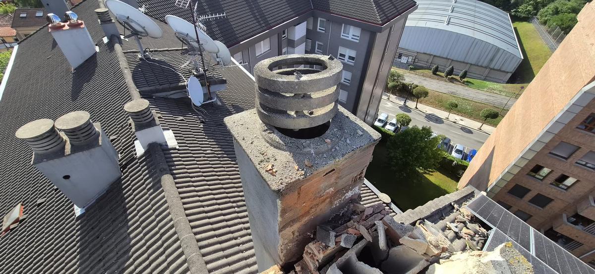 Así quedó la chimenea y el tejado del edificio tras el impacto del rayo.