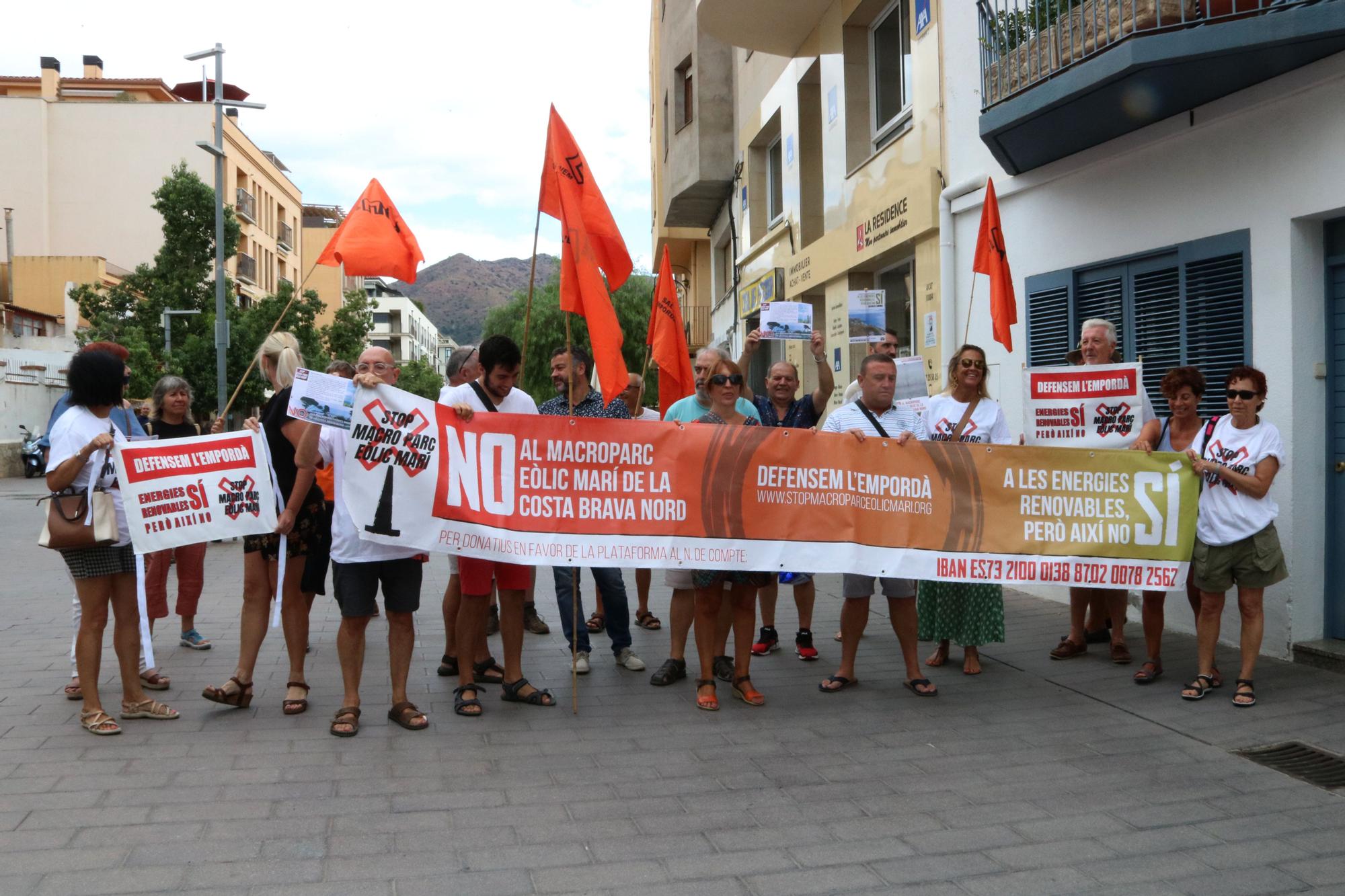 Una vintena de detractors, integrats per la plataforma Stop Macroparc Eòlic Marí i Iaeden, s'han congregat a l'exterior amb pancartes i crits en contra del projecte