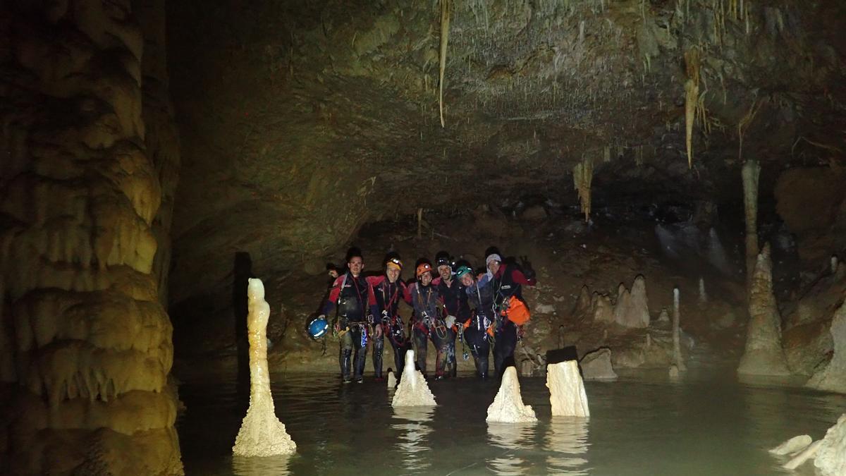 Espeleolegs del Centre Excursionista del Bages visiten la cova de Lombrives