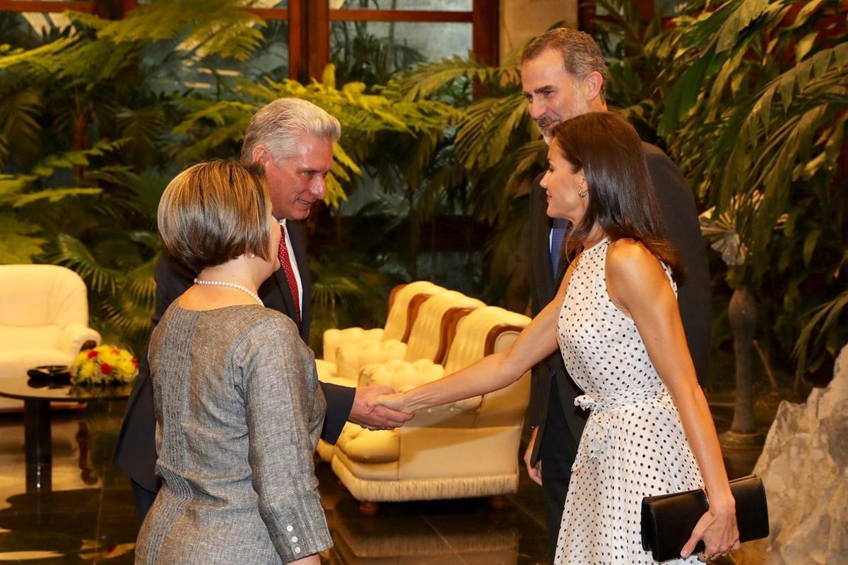 HANDOUT - 12 November 2019, Cuba, Havana: Cuban President Miguel Diaz-Canel (2nd L) and his wife Lis Cuesta Peraza (L) receive King Felipe VI of Spain (2nd R) and his wife Queen Letizia of Spain at the Palace of the Revolution. Photo: -/Casa De S.M. El Rey/dpa - ATTENTION: editorial use only and only if the credit mentioned above is referenced in full