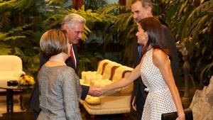 Los reyes de España son recibidos por el presidente de Cuba y su esposa.