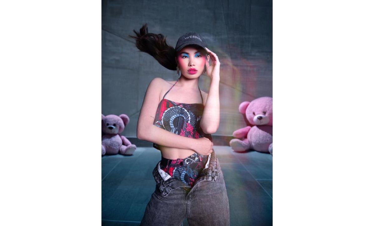Gorra, vaqueros y estampados setenteros.