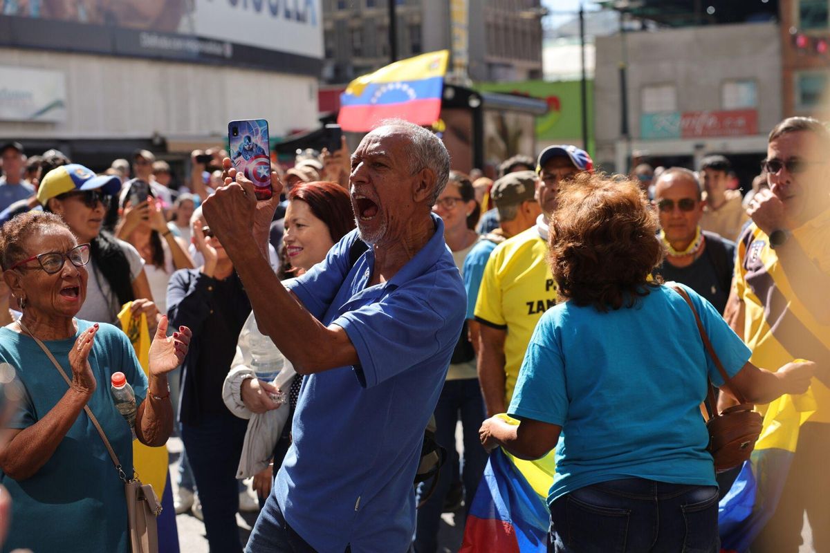 09 January 2025, Venezuela, Caracas: Opponents of the government shout slogans during a demonstration called by the opposition one day before authoritarian President Nicolas Maduro was sworn in for another term in office. Maduro had tightened security measures across the country by decree. Photo: Jesus Vargas/dpa 09/01/2025 ONLY FOR USE IN SPAIN. Jesus Vargas/dpa;Politics;politics;heads of state;elections;Anti-government protest in in Venezuela;