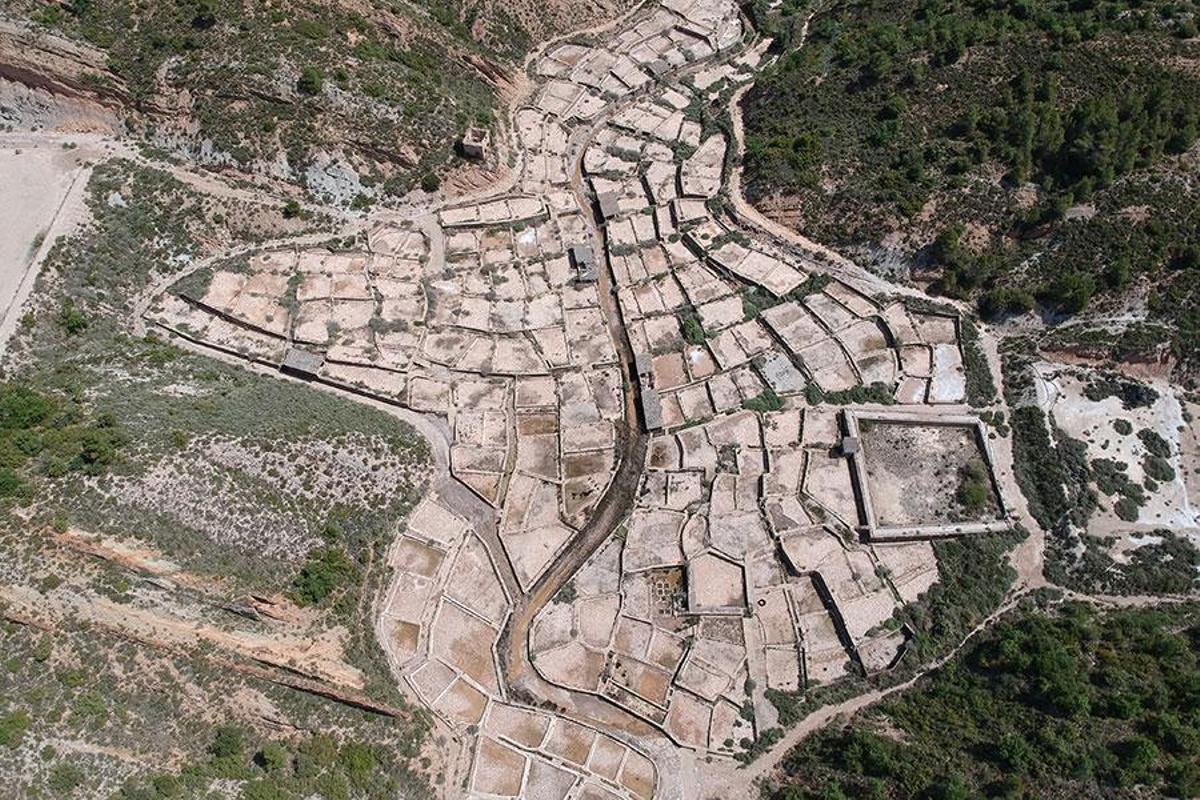 La localidad, perteneciente al municipio de Peralta de Calasanz, cuenta con unas históricas salinas
