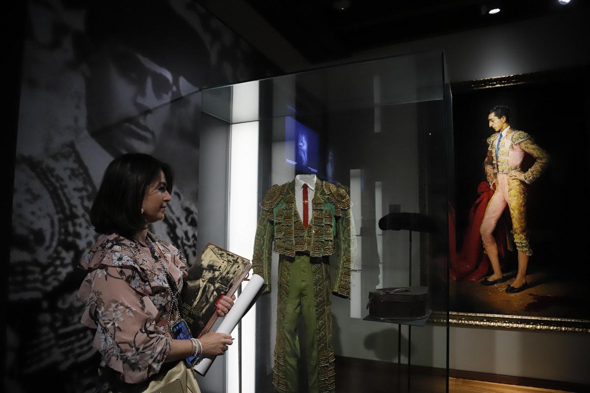 Una visitante en el Museo Taurino de Córdoba.