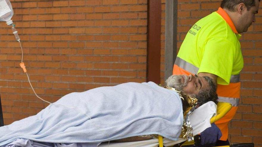 El patrón Jesús Álvaro González llega en camilla al Hospital de Jove, en Gijón. / Juan Plaza