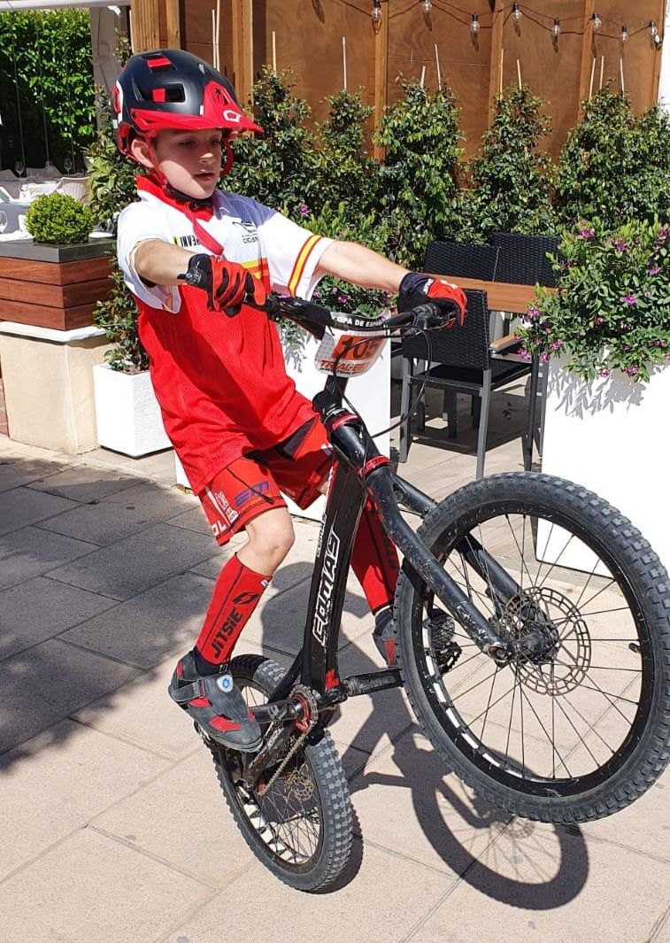 Pablo Coronado, con su bicicleta.