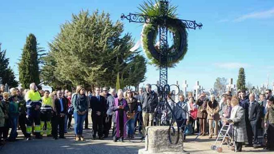 Un momento de la oración por los difuntos en el cementerio benaventano.