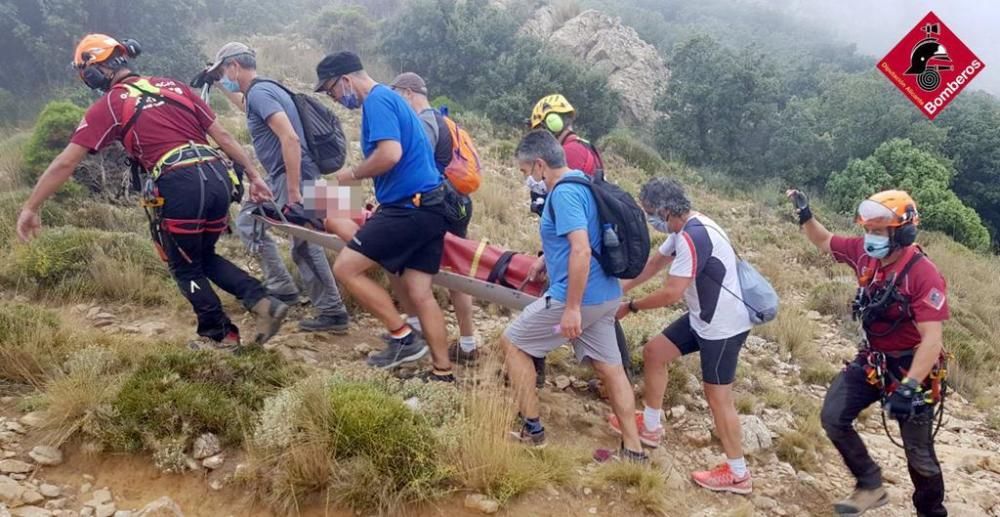 La víctima ha sido evacuada en helicóptero por los bomberos por una posible fractura de rodilla.