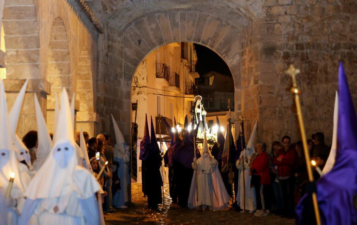 Un momento de la procesión del encuentro entre la Virgen de los Dolores y el Cristo del Cementerio, en 2024