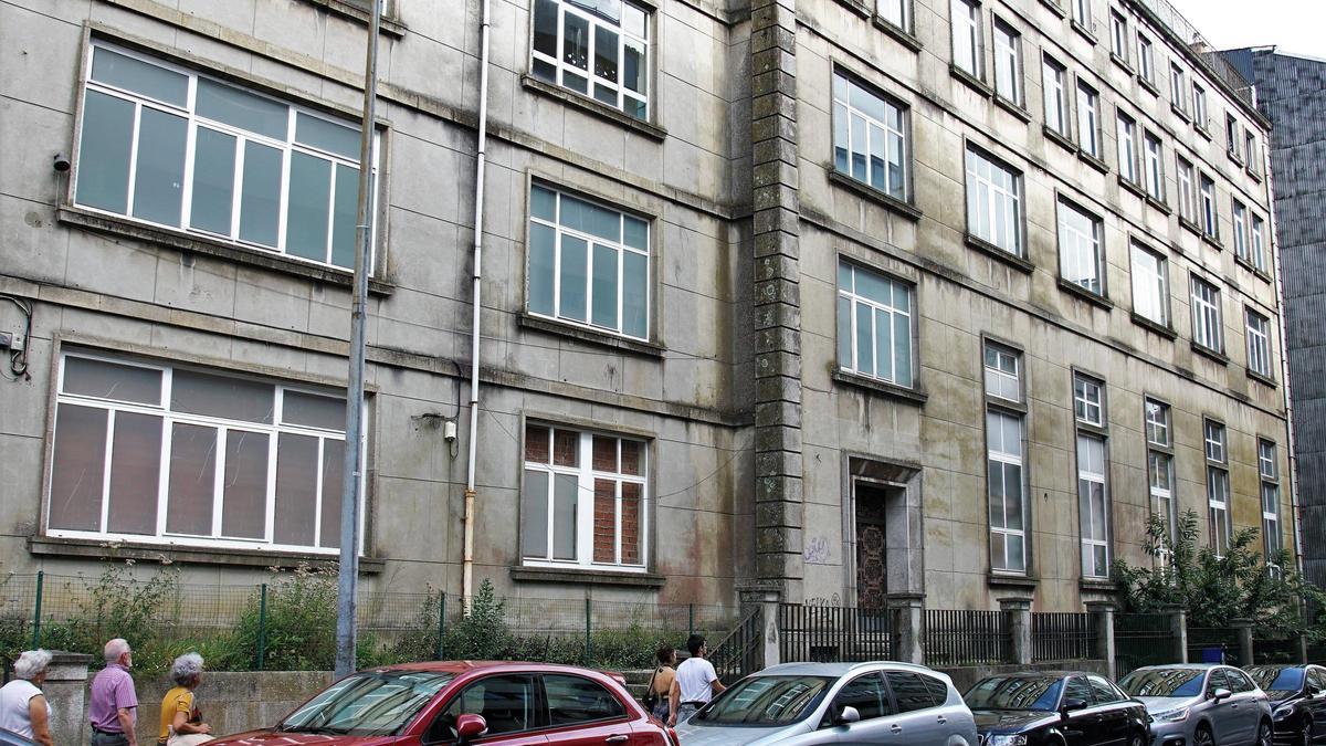 El antiguo colegio Peleteiro lleva más de 20 años en desuso en pleno centro de Santiago