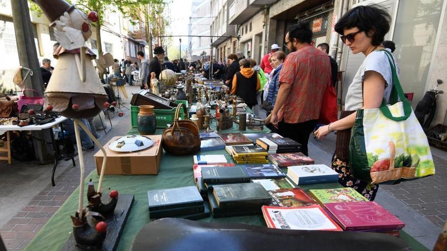 Uno de los puestos del mercadillo de la calle Sierra.