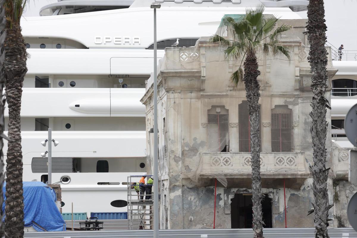 Unos operarios trabajan en el exterior de los tinglados del Moll de Llevant del Port Vell de Barcelona, la semana pasada. Unos operarios trabajan en el exterior de los tinglados del Moll de Llevant del Port Vell de Barcelona, la semana pasada.