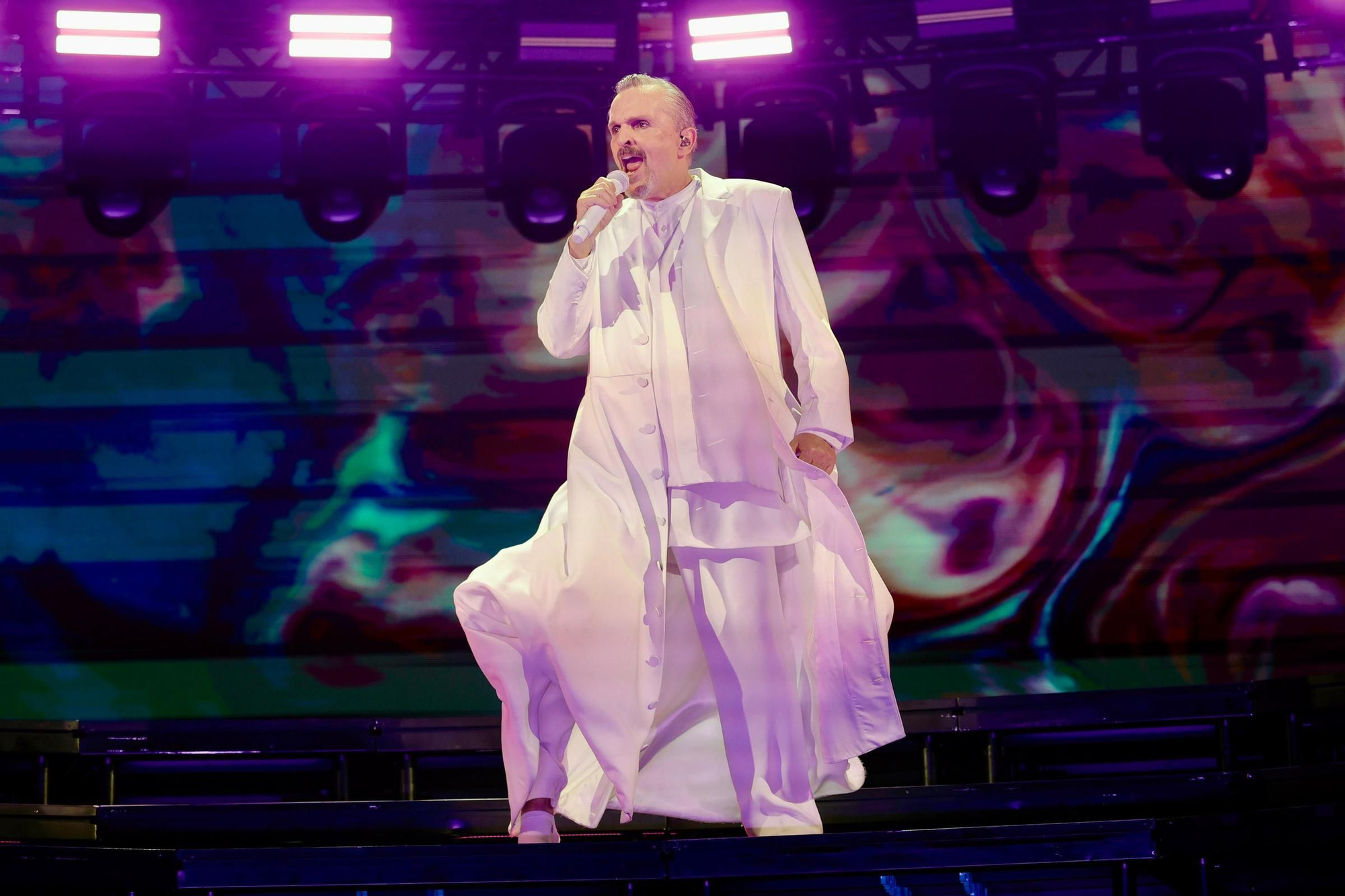 Miguel Bosé disfruta sobre el Ciutat