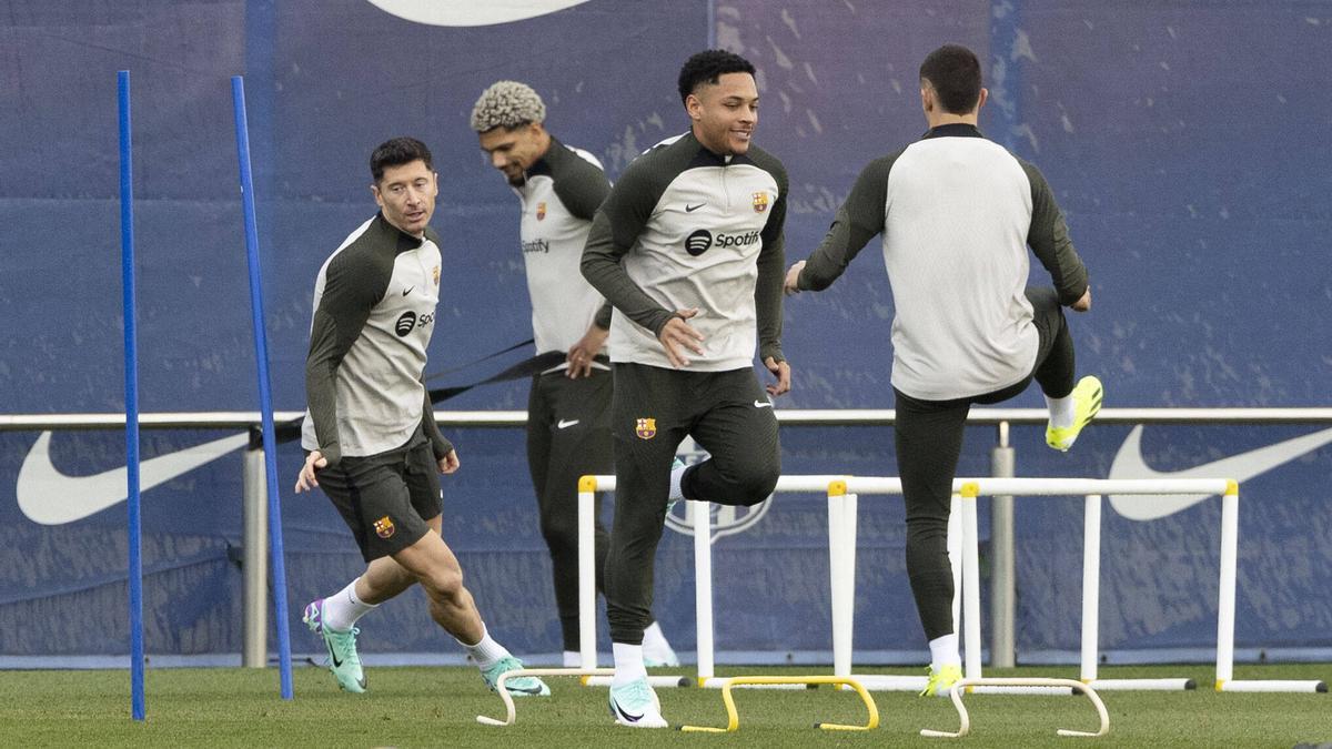 Lewandowski, Araujo y Vitor Roque, en el último entrenamiento del Barça antes de volar a Las Palmas.