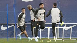 Lewandowski, Araujo y Vitor Roque, en el último entrenamiento del Barça antes de volar a Las Palmas.