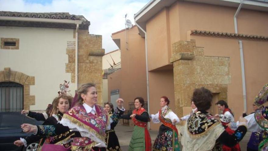 Una treintena de águedas llenan de baile Madridanos y piden la miaja a sus vecinos