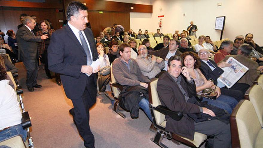 El líder d&#039;Esquerra Republicana, Joan Puigcercós, arribant a l&#039;Auditori Narcís de Carreras de La Caixa per oferir la conferència de Tribuna de Girona.