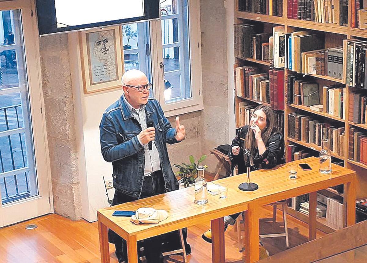 El autor  Xavier Castro con la chef Lucía Freitas en la librería Couceiro