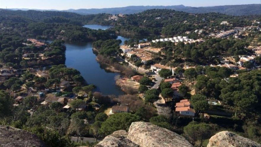 Vista general de la urbanización de Las Jaras y el lago.