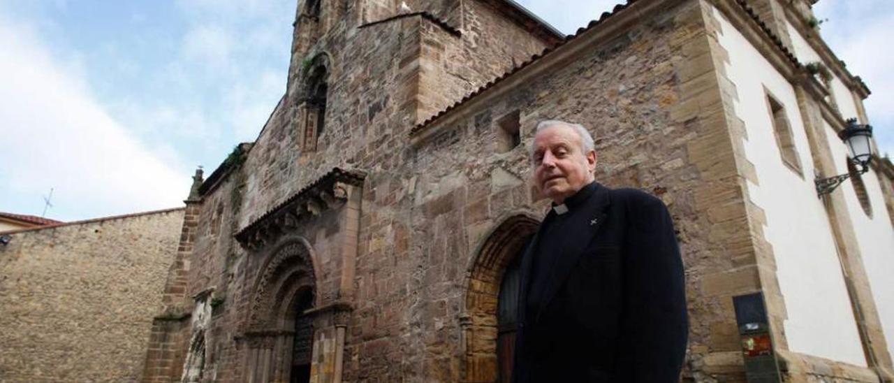 Ángel Fernández Llano, delante de la iglesia de San Antonio de Padua.