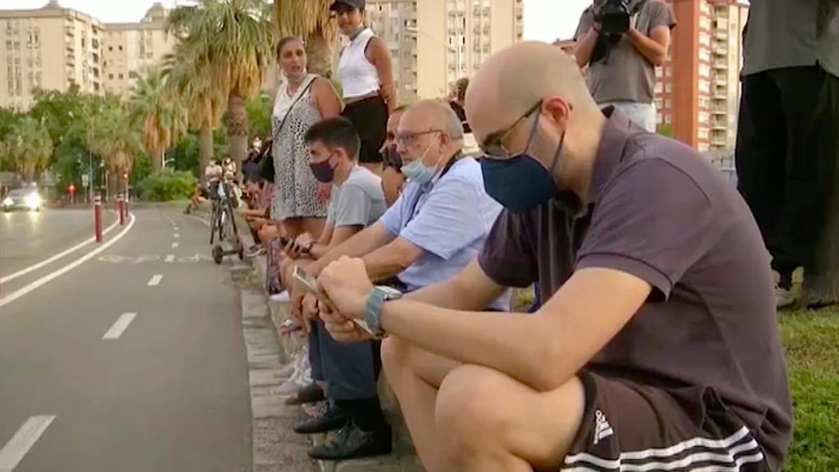 Aficionados del Barcelona se concentran en el Camp Nou desolados por la marcha de Messi