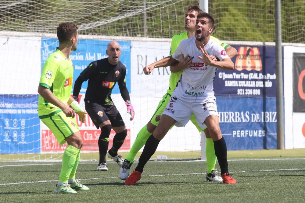 El Elche sufre para ganar y llega al derbi copero como líder