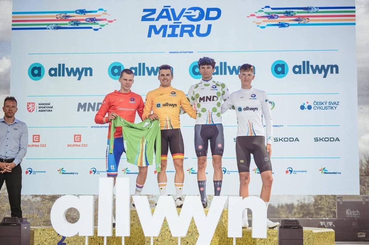 Martí, de amarillo, en el podio de la Carrera de la Paz 2025, en la República Checa.