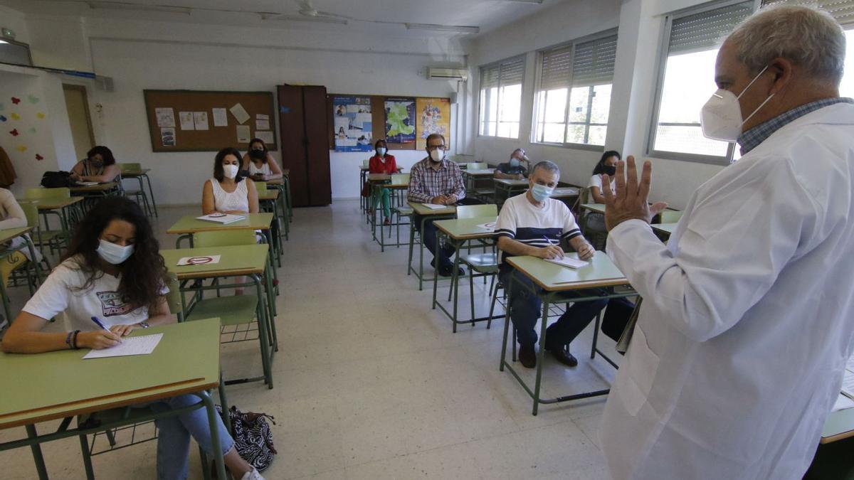 Alumnos de la Escuela Oficial de Idiomas de Córdoba durante una clase.